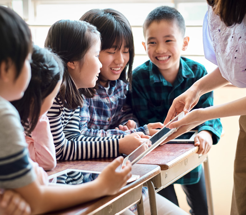 タブレットを使って生物多様性について学ぶ子どもたち。プロジェクトの情報に触れ、活動への関心を深めている様子。